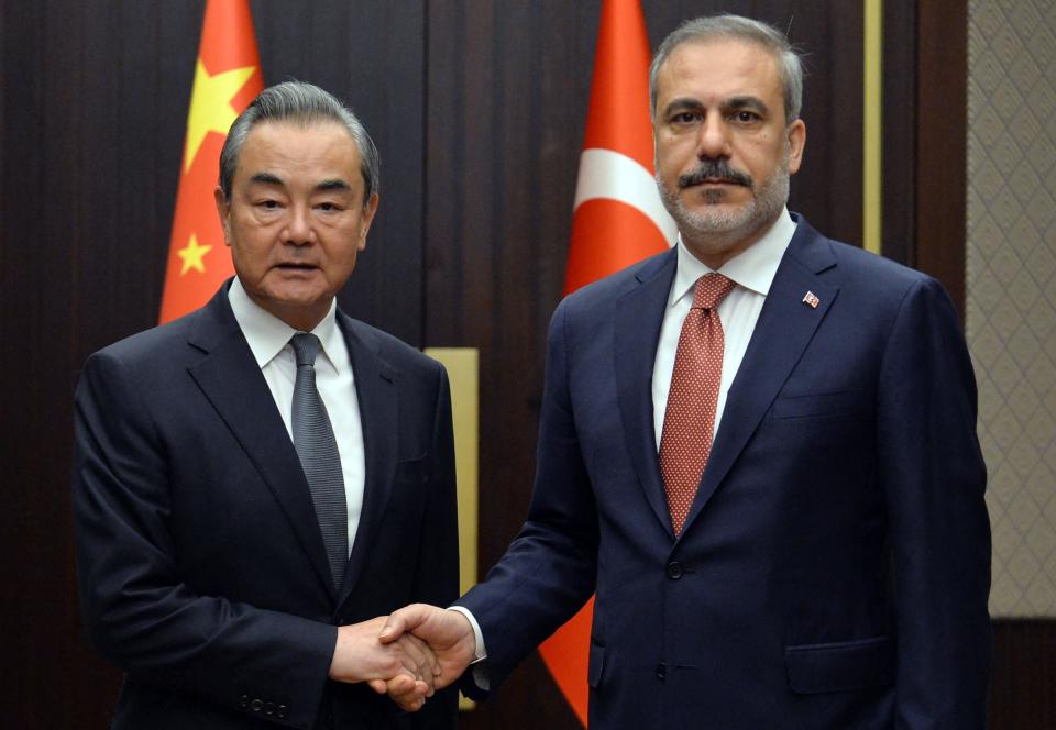 Hakan Fidan (R) welcomes his Chinese counterpart Wang Yi (L) in Ankara (POOL/AFP via Getty Images)