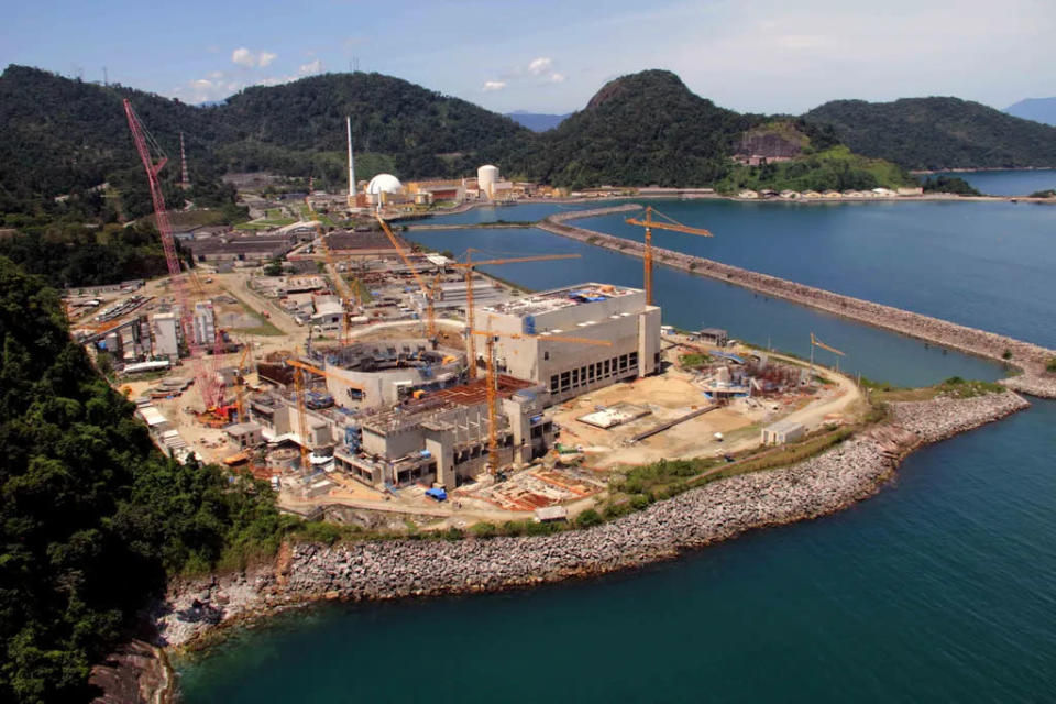 As usinas Angra 1 e 2, do CNAAA, são exemplos de usina nuclear no Brasil; Angra 3 segue em construção (Imagem: Eletrobras/Divulgação)