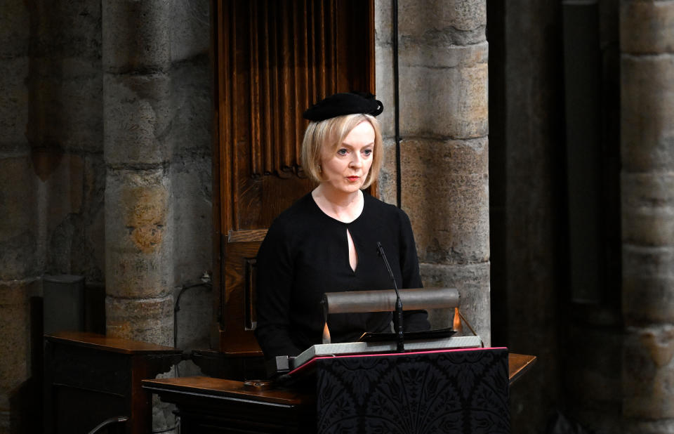 La primera ministra Liz Truss habla durante el funeral de estado de la reina Isabel II.  (PENSILVANIA)