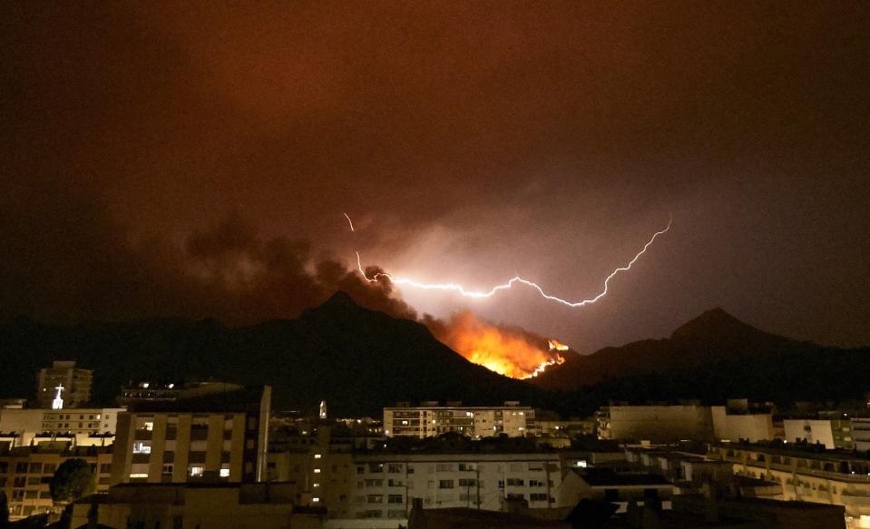 Incendio forestal destruye 2.500 hectáreas de bosques y cultivos en la Comunidad Valenciana