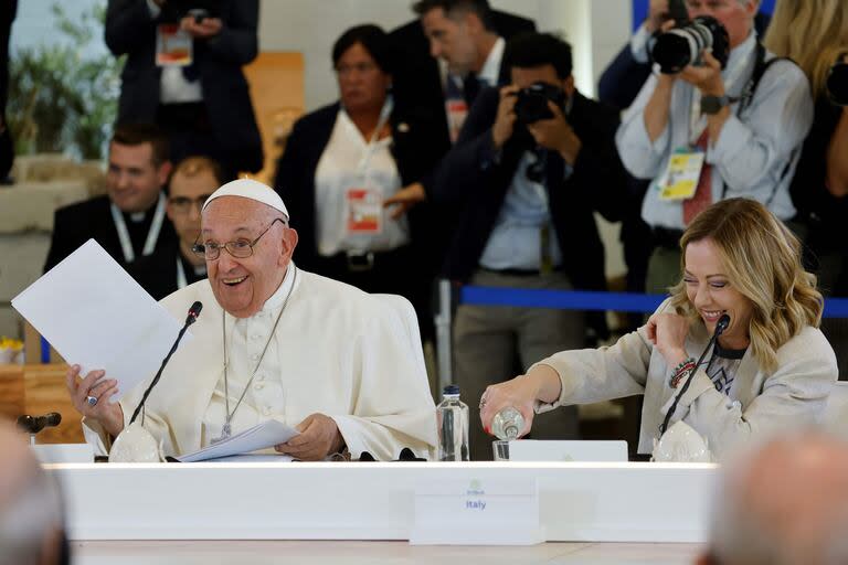 El papa Francisco y la primera ministra de Italia, Giorgia Meloni, participan en una sesión de trabajo sobre Inteligencia Artificial (IA), Energía y África-Mediterráneo en el complejo Borgo Egnazia durante la Cumbre del G7