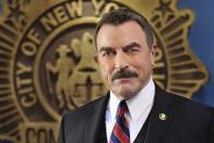 Der Schnauzer scheint seit der 80er-Kultserie "Magnum" einfach nicht zu altern: Mit heute 75 Jahren spielt Tom Selleck in der populären Krimireihe "Blue Bloods" seit 2010 den New Yorker Polizeichef und Familienvater Frank Reagan (Bild) und sieht blendend dabei aus. (Bild: kabel eins / CBS Broadcasting Inc.)