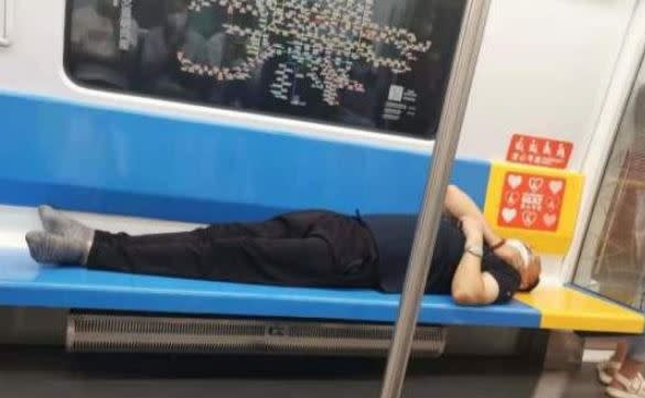 在北京地鐵酣睡的男子。（圖／翻攝自微信）