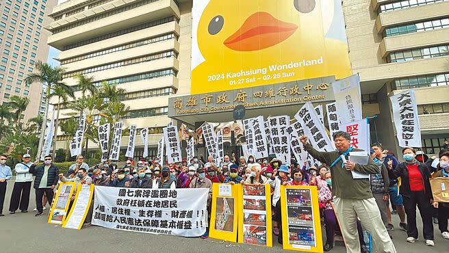 約百位高雄市大寮區居民9日到高雄市政府四維行政中心，不滿國7路線定案後還更改，導致部分私有地可能被徵收，眾人高舉旗幟抗議。（洪靖宜攝）