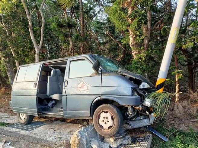 ▲澎湖一輛廂型車自撞電桿，車內9人受傷送醫。（圖／翻攝畫面）