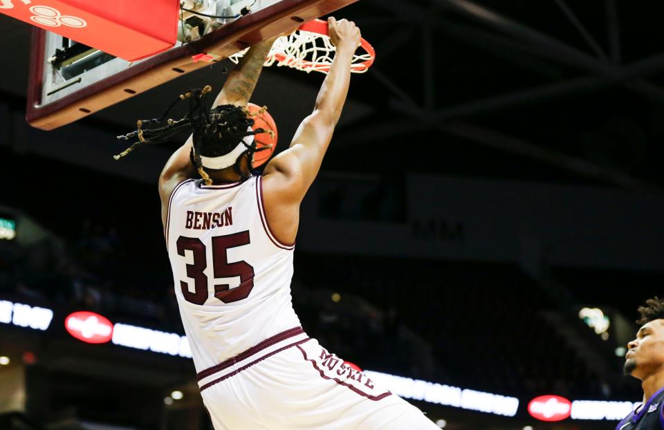 Der Zweitsemesterstudent der Missouri State University, NJ Benson, wirft den Ball, als die Bears am Mittwoch, den 3. Januar 2024, in der Great Southern Bank Arena gegen die University of Northern Iowa Panthers antreten.