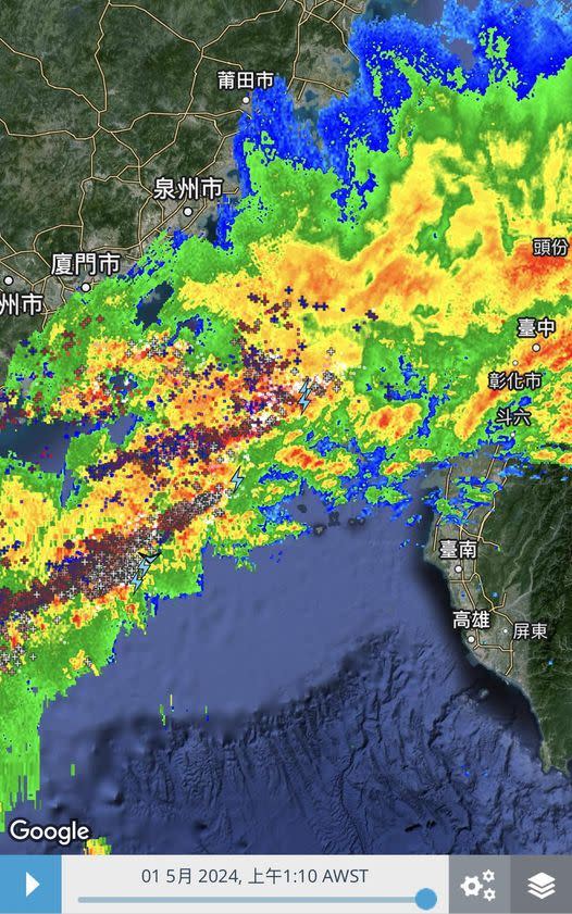 澎湖準備進入搖滾區，注意強風、雷擊、大雨。（圖／翻攝自氣象粉絲團「天氣風險 WeatherRisk」）