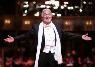 Selbstverständlich durften auf dem Wiener Opernball 2016 auch musikalische Showeinlagen nicht fehlen: Der spanische Opernstar Plácido Domingo legte sogar ohne die fehlenden Zweidrittel der weltberühmten "Drei Tenöre", seine Kollegen José Carreras und Luciano Pavarotti, einen beeindruckenden Auftritt hin. (Bild-Copyright: AFP)