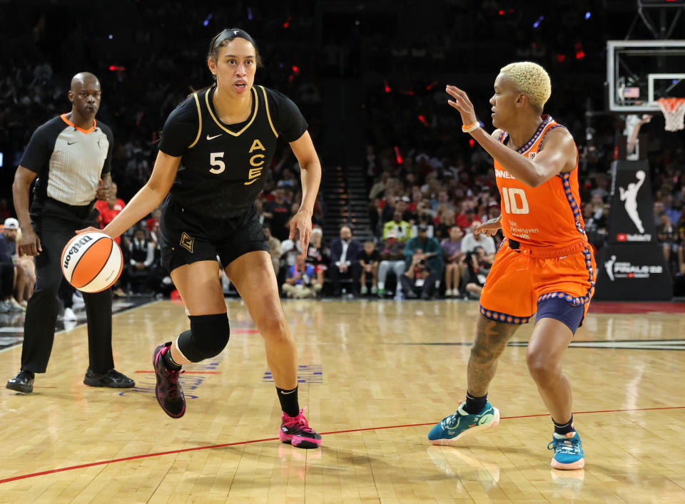 Las Vegas Aces forward Dearica Hamby is guarded by the Connecticut Sun's Courtney Williams during Game 1 of the 2022 WNBA Finals at Michelob ULTRA Arena in Las Vegas on Sept. 11, 2022. (Ethan Miller/Getty Images)