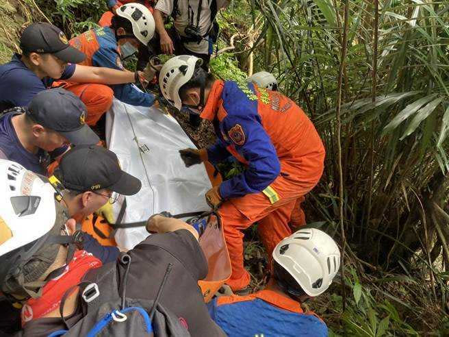 警消與特搜隊員合力將遺體搬運下山。（圖／民眾提供）