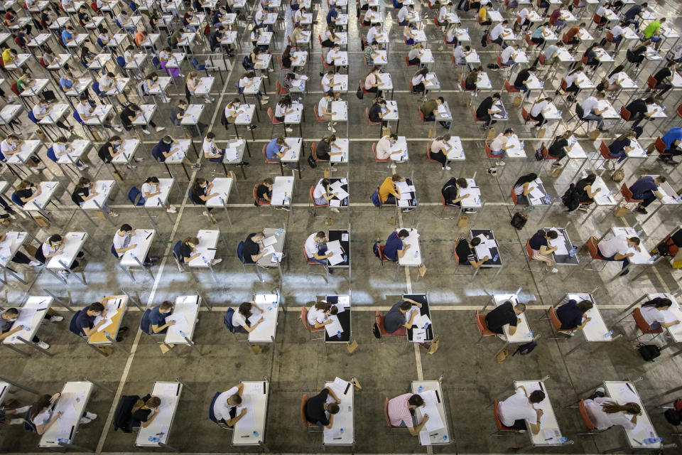 Largas filas de pupitres con estudiantes durante las pruebas de acceso a la universidad en Belgrado. (REUTERS/Marko Djurica)