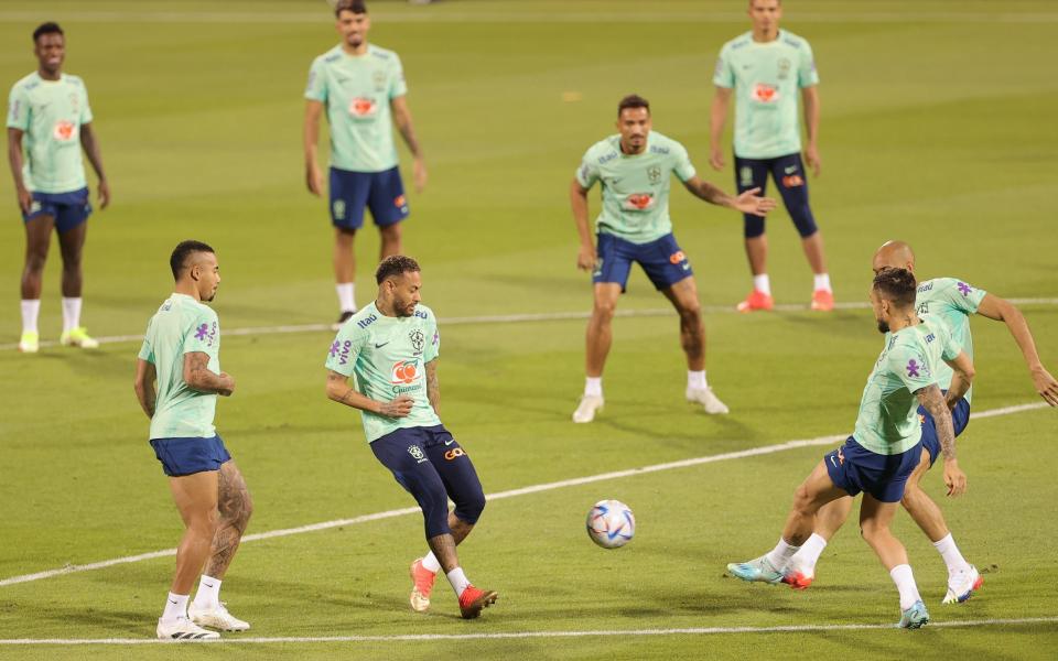 Neymar (C) and teammates ahead of Thursday's opening match with Serbia - Friedemann Vogel/SHUTTERSTOCK