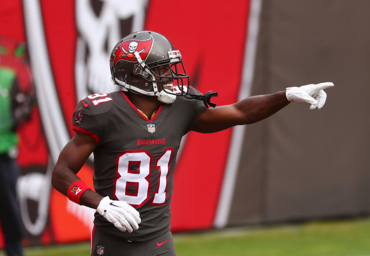 Antonio Brown Plays More Than Expected in Debut With Tampa Bay