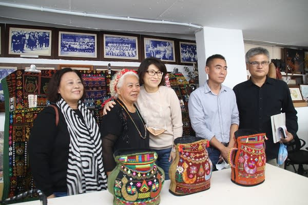 臺東首位傳統刺繡人間國寶　饒慶鈴拜訪陳利友妹