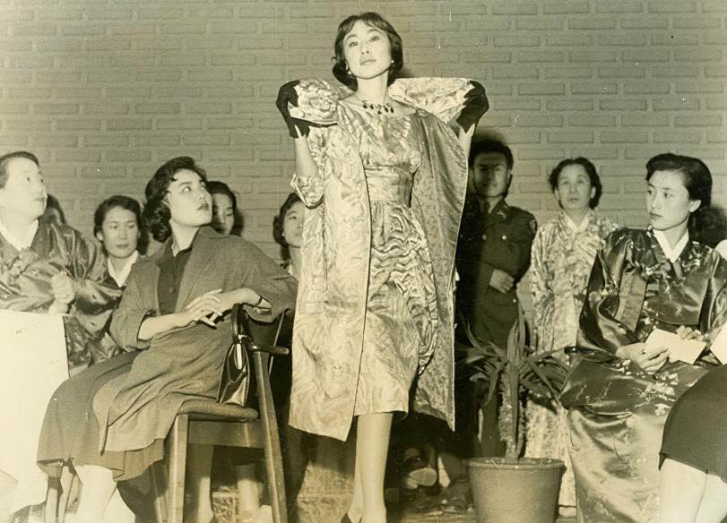 Nora Noh女士於1956年舉辦韓國史上首場時裝秀。圖片來源：Instagram @asianfashionarchive