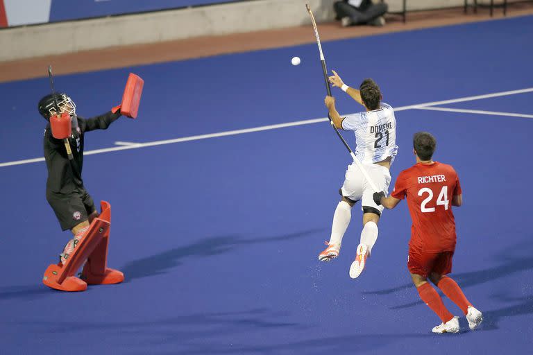 La maniobra de Tomás Dómene, autor de uno de los goles de Argentina