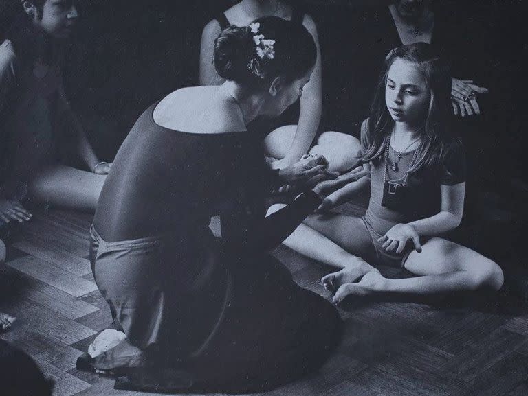 María Fux con sus alumnos en su estudio