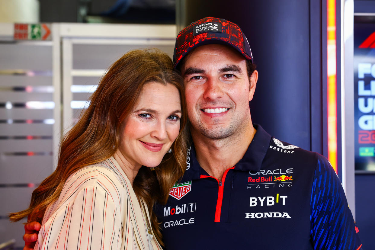 Sergio Pérez de Oracle Red Bull Racing y Drew Barrymore antes del Gran Premio de F1 de Estados Unidos en el Circuito de las Américas en Austin, Texas. (Mark Thompson/Getty Images)