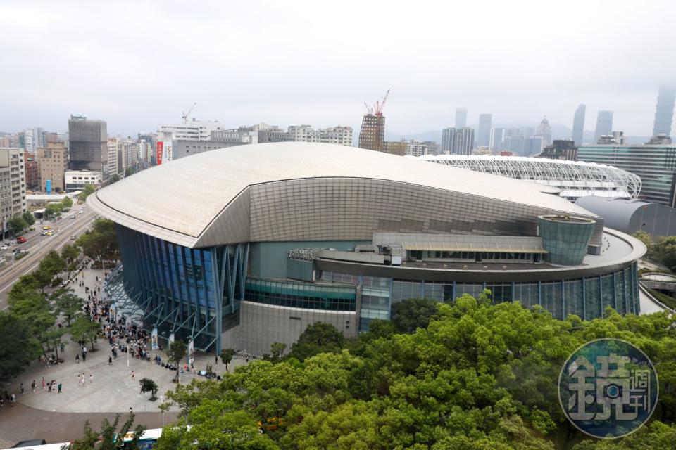 許多IU粉絲為了排視線不良區釋票，提前好幾天在台北小巨蛋外排隊。