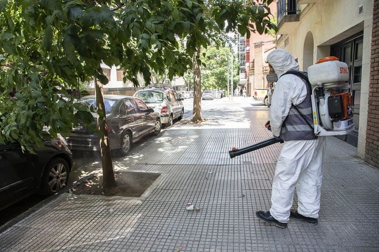 El procedimiento denominado bloqueo de casos consiste en fumigar los domicilios y alrededores donde viven las personas contagiadas de dengue