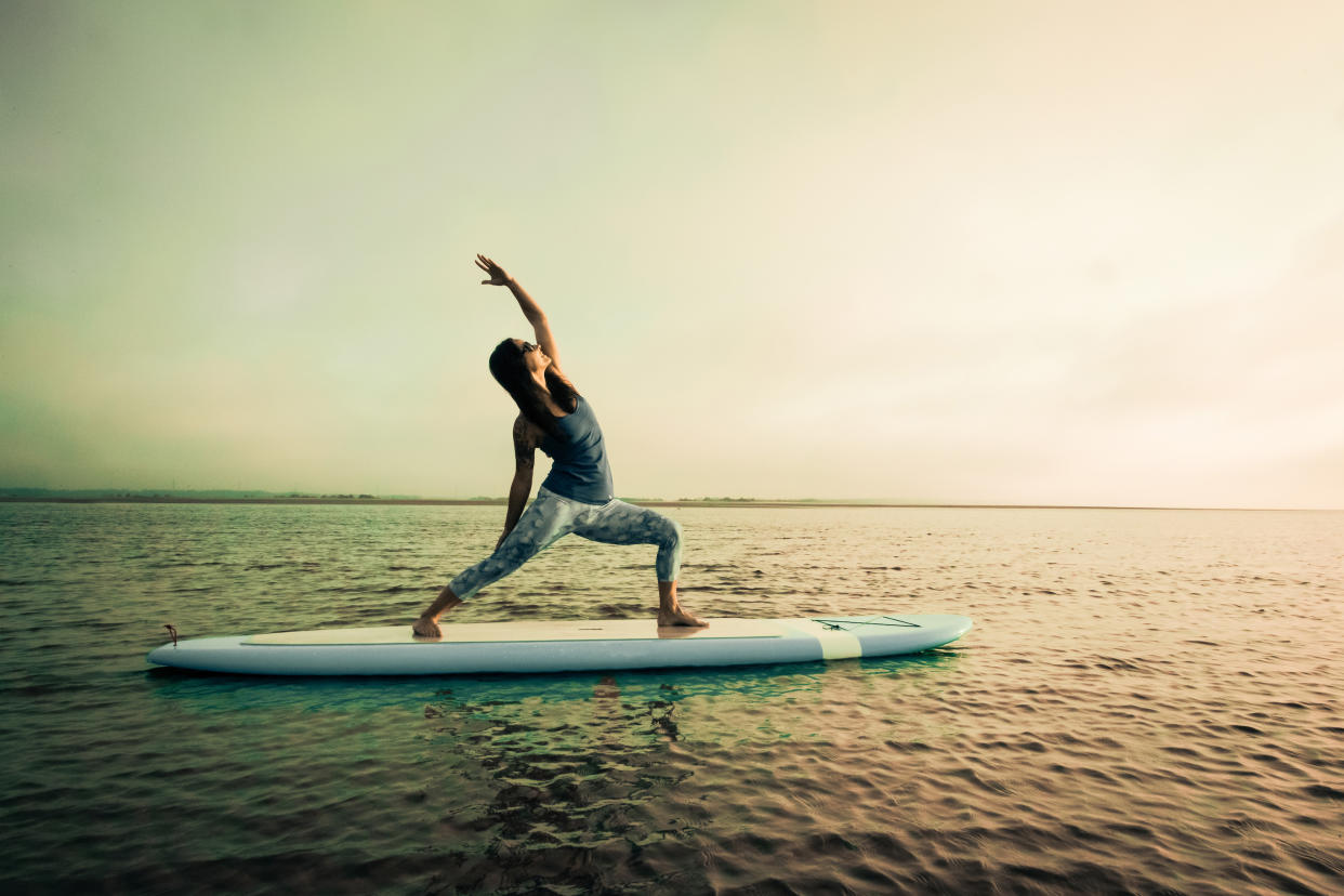 Um Yoga und Surfen miteinander zu verbinden, muss man sich nicht unbedingt aufs Wasser begeben. (Bild: Getty Images)