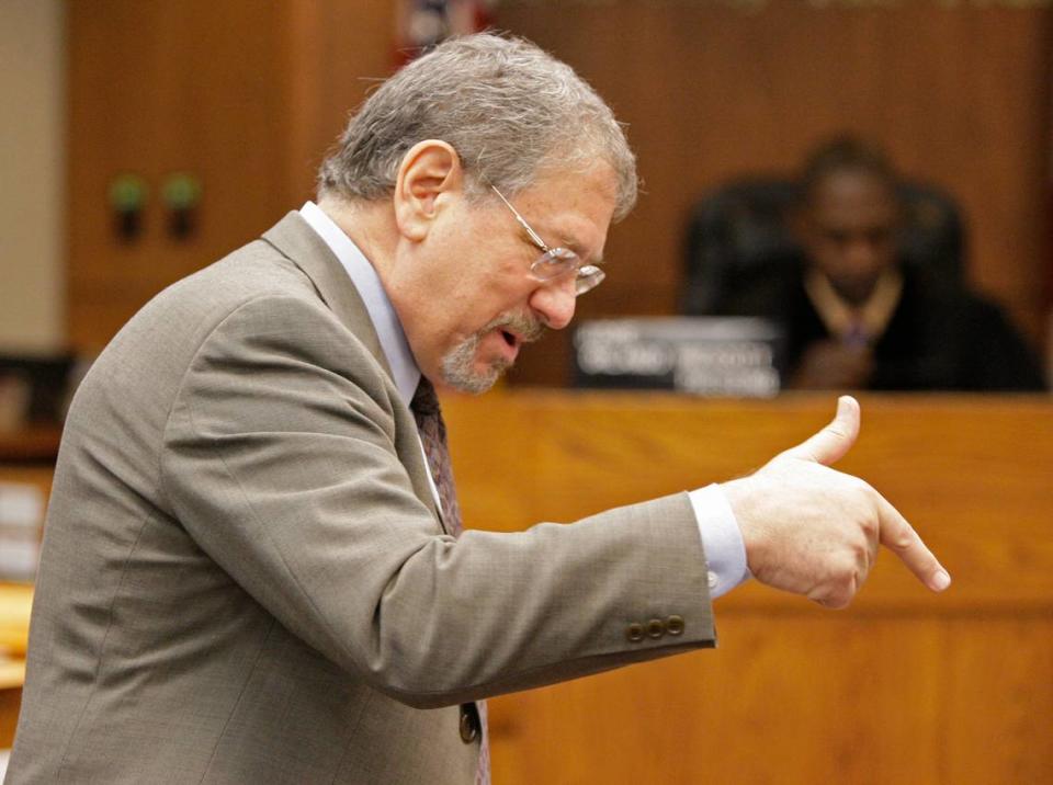 El fiscal Michael Von Zamft presenta los alegatos finales en un caso de homicidio en 2008. AL DIAZ/MIAMI HERALD