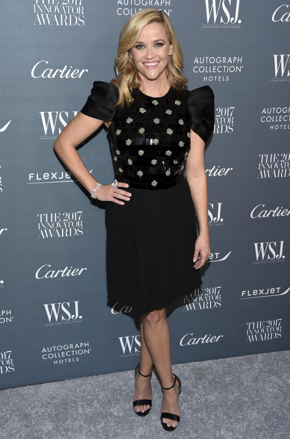 <p>Wie immer makellos: Reese Witherspoon auf der Porter Incredible Women Gala in Hollywood in einem Dress von Giorgio Armani, das die beiden aktuellen Trends Samt und Materialmix kombinierte. (1. November 2017, Bild: AP) </p>