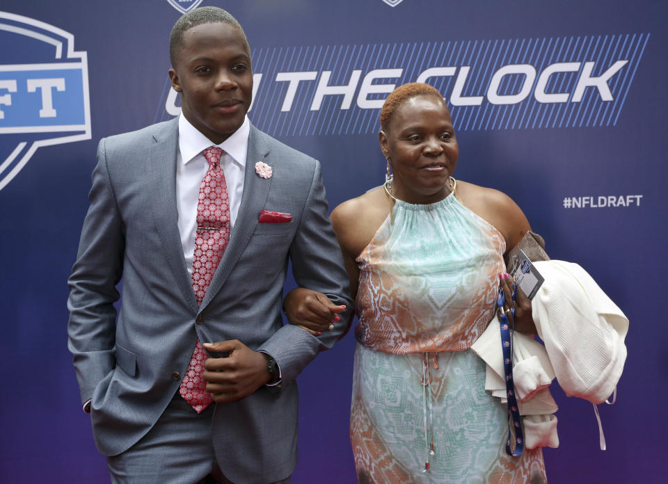 Louisville quarterback Teddy Bridgewater poses for photos with his mother, Rose Murphy, upon arriving for the first round of the 2014 NFL Draft, Thursday, May 8, 2014, in New York. (AP Photo/Craig Ruttle)