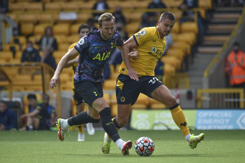 Harry Kane (izquierda) de Tottenham y Max Kilman de Wolverhampton pugnan por el balón en el partido de la Liga Premier inglesa, el domingo 22 de agosto de 2021. (AP Foto/Rui Vieira)