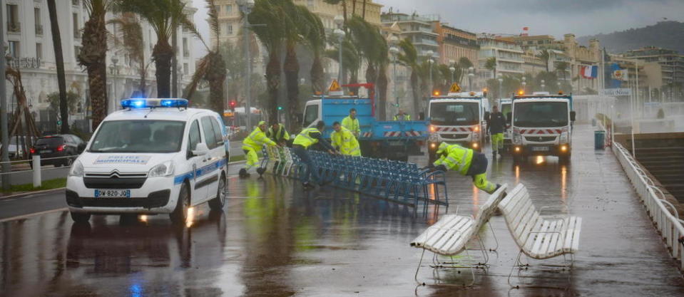 En Italie, un pompier volontaire de 53 ans est mort au cours d'une intervention dans le Val d'Aoste et un homme s'est noyé lorsque sa voiture est tombée dans la rivière Sesia.
