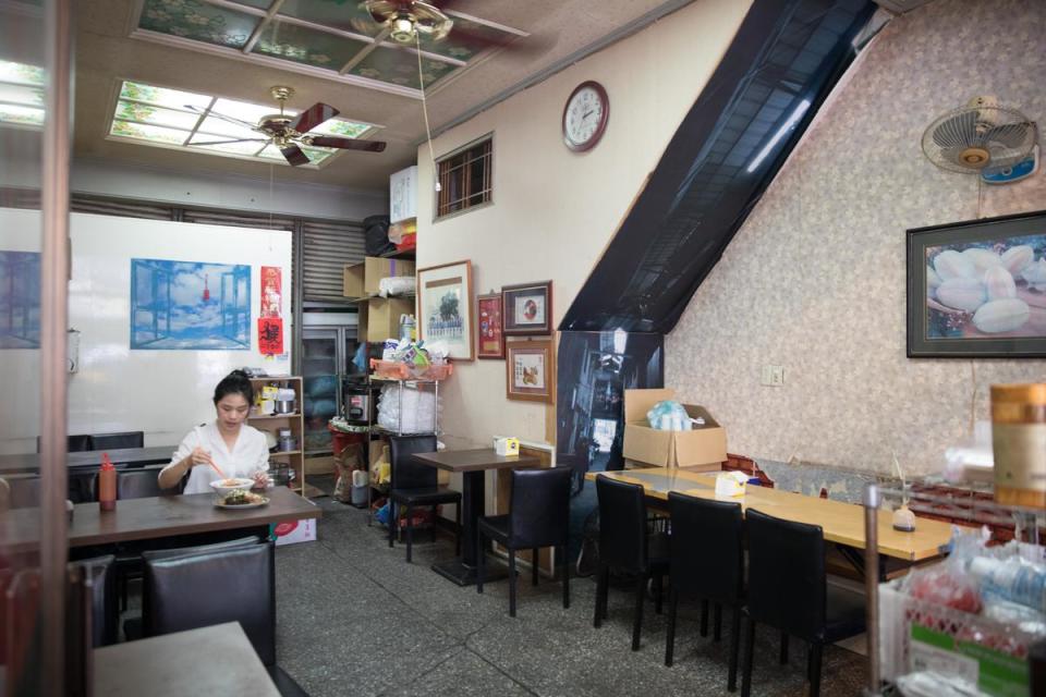 這裡曾是火鍋料店、冰菓室，現已轉型成為滷味小吃店。