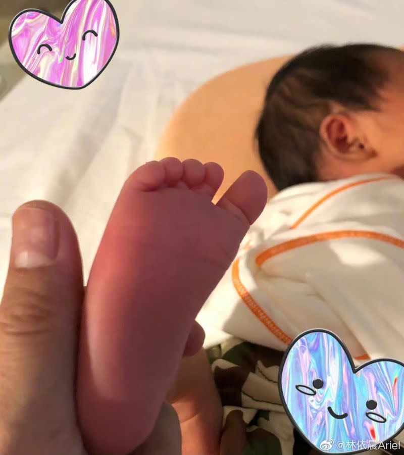 ▲林依晨女兒「小小林」可愛小腳曝光。（圖／翻攝林依晨微博）