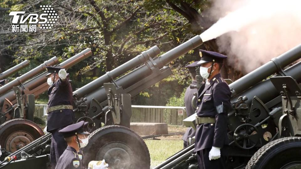 自衛隊擊出「弔砲」19聲響。（圖／達志影像美聯社）