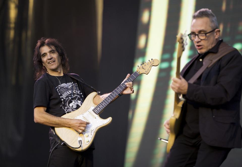 El guitarrista Felipe Staiti, a la izquierda, y el vocalista Marciano Cantero, de la banda argentina de rock Enanitos Verdes, durante su actuación en el festival Vive Latino en la Ciudad de México, el domingo 19 de marzo del 2017. (AP Foto/Rebecca Blackwell)