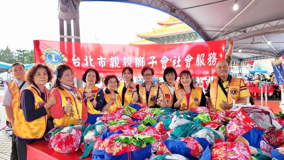 台北市親親獅子會獅姊們的愛心共同參與捐贈活動，支持社會福利單位和弱勢團體。（記者薛秀蓮翻攝)