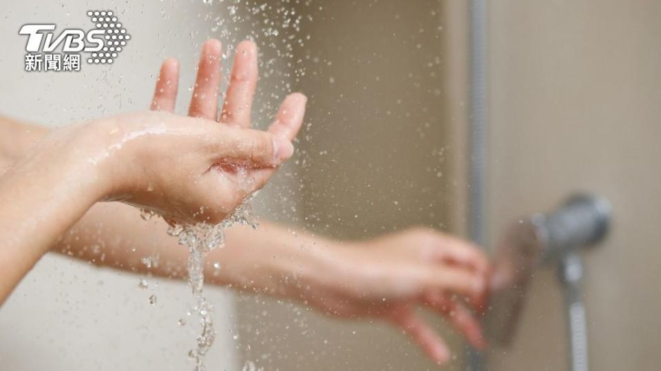 每天淋浴或沐浴可以清洗掉皮膚表面的細菌和污垢，有助於消除異味。（示意圖／shutterstock達志影像）