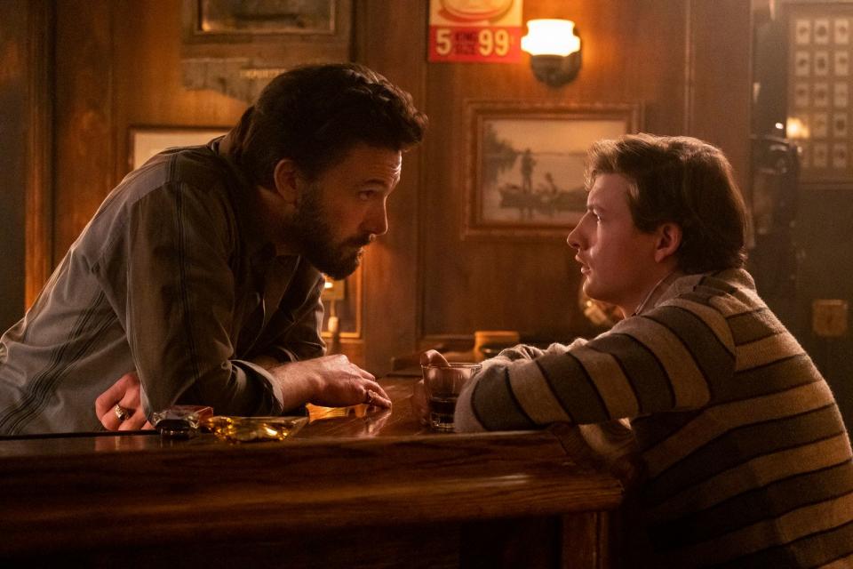 Gerade von seinem Vater verlassen, findet J.R. (Tye Sheridan, rechts) in seinem Onkel Charlie (Ben Affleck) einen Ersatzpapa.  (Bild: Amazon.com Inc)