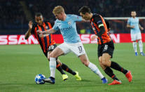 Soccer Football - Champions League - Group Stage - Group F - Shakhtar Donetsk v Manchester City - Metalist Stadium, Kharkiv, Ukraine - October 23, 2018 Manchester City's Kevin De Bruyne in action with Shakhtar Donetsk's Fernando and Taras Stepanenko REUTERS/Gleb Garanich