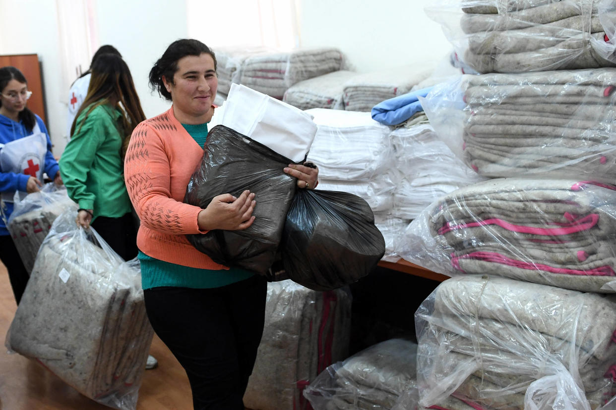 Des réfugiés arméniens du Haut-Karabakh reçoivent une aide humanitaire dans la ville de Vayk, le 2 octobre 2023, avant leur évacuation vers diverses villes arméniennes.