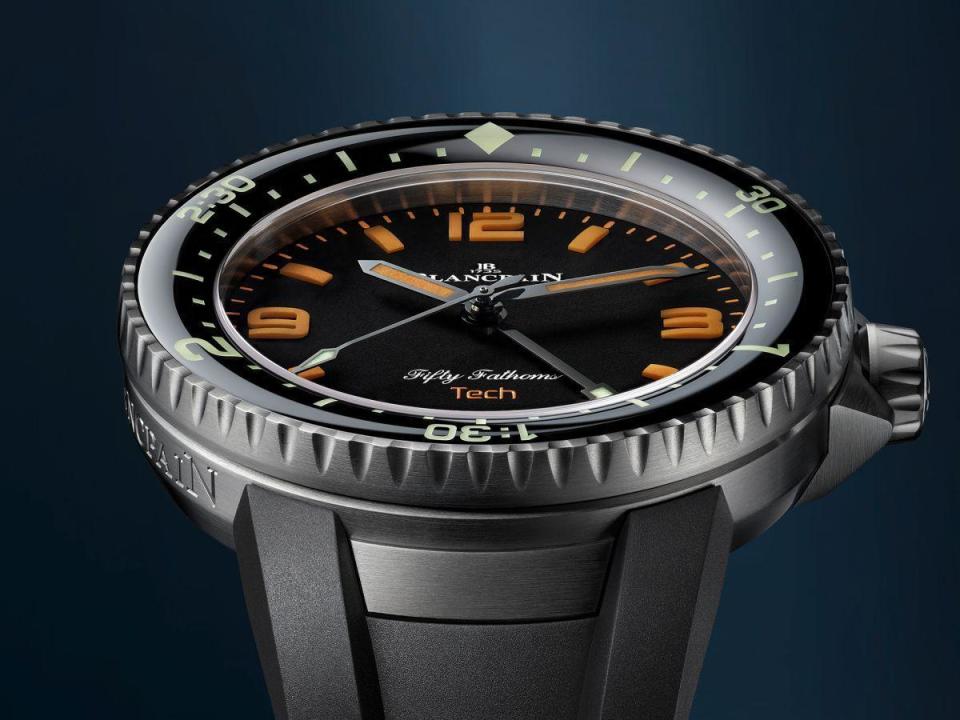 五十噚Tech Gombessa錶徑47mm，錶殼直接與橡膠錶帶相連，沒有錶耳，因此戴上手並不覺得特別碩大，相當輕盈合手，錶圈採用向內傾斜設計。