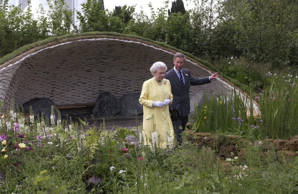 queen elizabeth ii  chelsea flower show