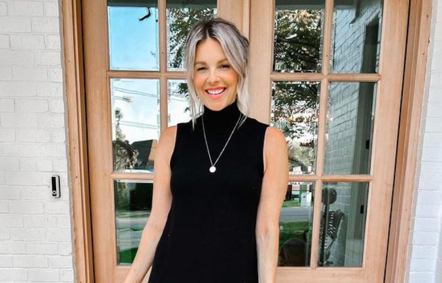 Ali Manno shares body-positive message with fans via Instagram/ @fedotowsky