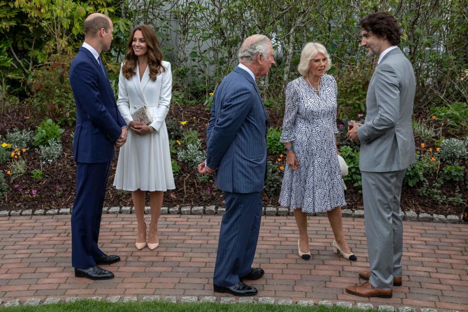 Zum weißen Blazer-Kleid stylte die Herzogin von Cambridge neben Pumps von Aquazzura (Bild: Getty Images)