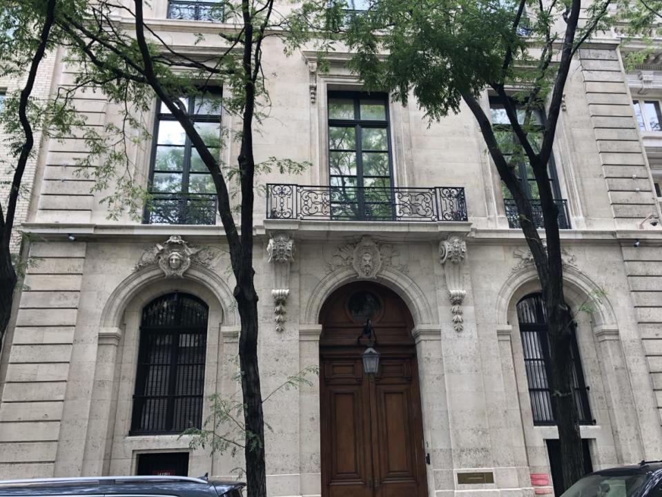 <div class="inline-image__caption"><p>Jeffrey Epstein’s Manhattan mansion.</p></div> <div class="inline-image__credit">Benno Schwinghammer/picture alliance via Getty</div>