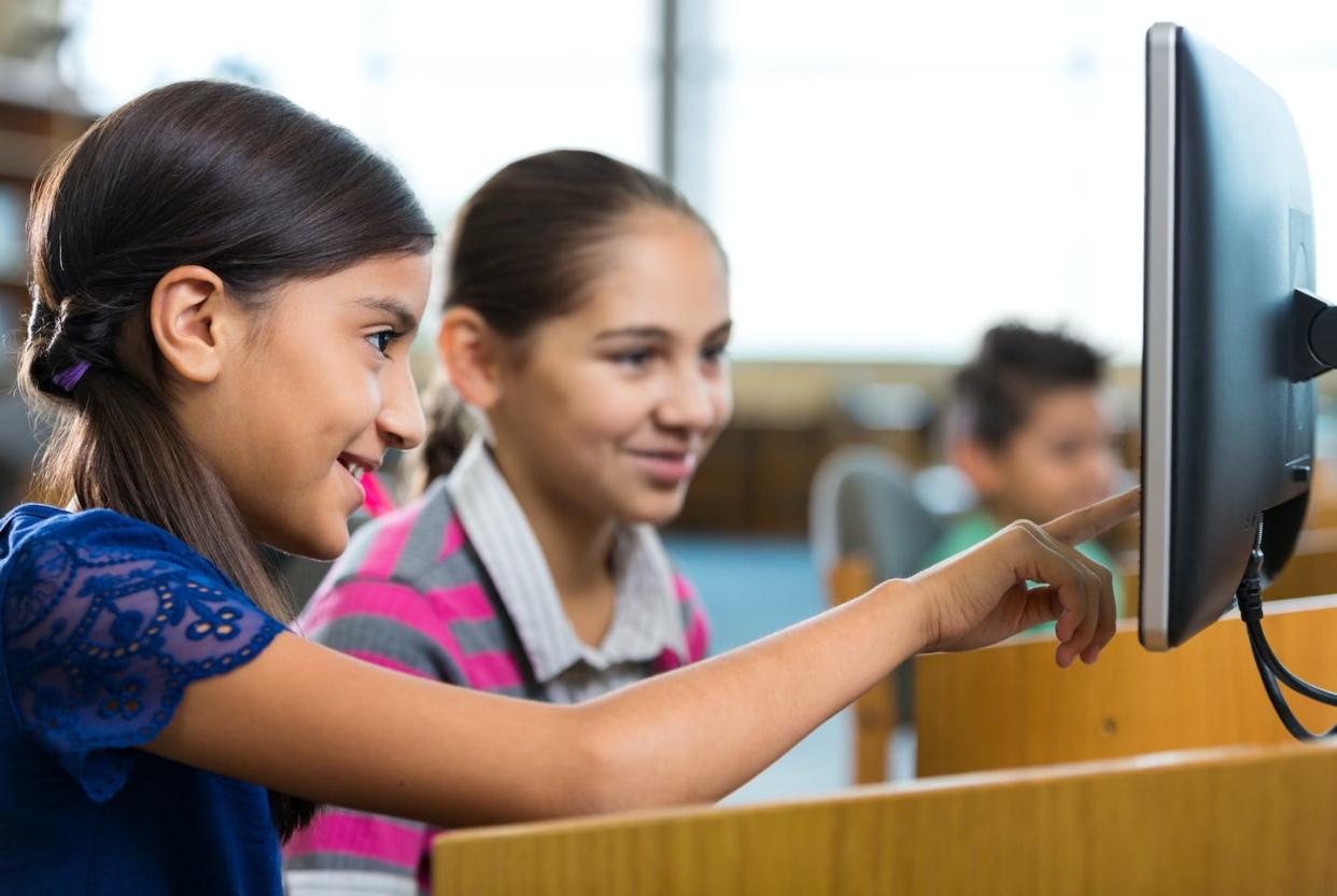 Students become more emotionally engaged with history when it's presented in an interactive way, research shows. <a href="https://www.gettyimages.com/detail/photo/hispanic-elementary-students-using-computer-in-royalty-free-image/503690720?phrase=classroom+students+slides&adppopup=true" rel="nofollow noopener" target="_blank" data-ylk="slk:SDI Productions via Getty Images;elm:context_link;itc:0;sec:content-canvas" class="link ">SDI Productions via Getty Images</a>