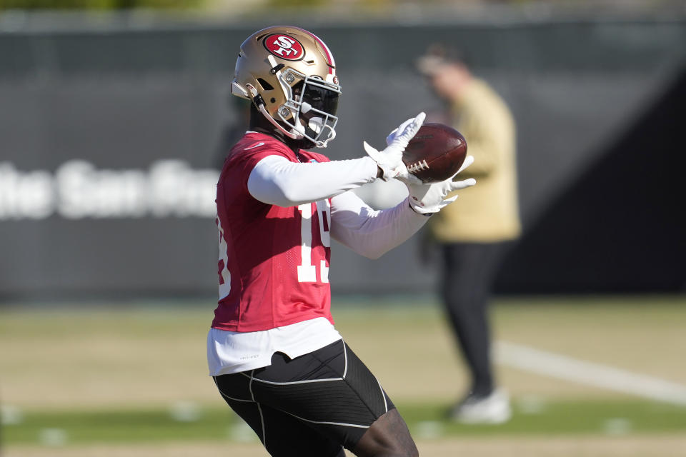 El wide receiver de los 49ers de San Francisco Deebo Samuel recepciona un pase durante una práctica de la NFL en Santa Clara, California, el jueves 25 de enero de 2024. (AP Foto/Jeff Chiu)