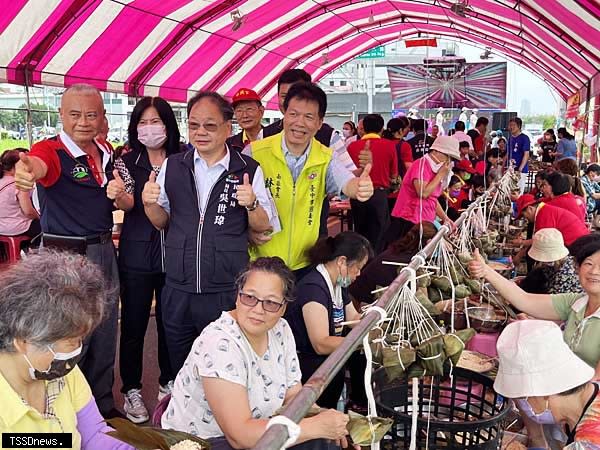 救國團台中市南區團委會林春旭會長、民政局長吳世瑋、西屯區長陳寶雲、日興宮總幹事楊儒信，包好肉粽立即炊煮，分送給弱勢族群、獨居長輩與社區里民。（由右到左）