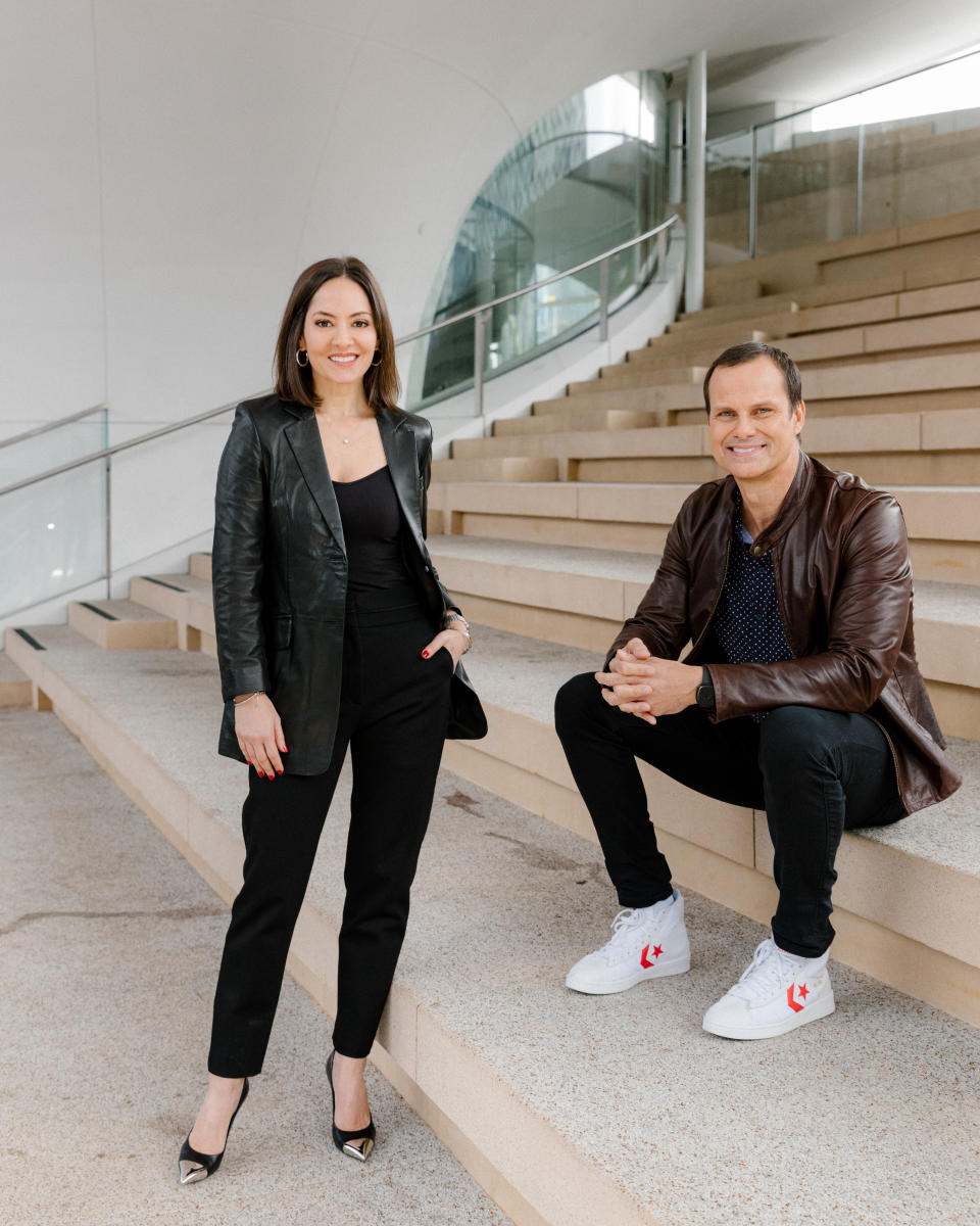 Naz Aletaha, directora global de deportes electrónicos de League of Legends, y John Needham, presidente de Riot Games, en San Francisco, el 5 de noviembre de 2022. (Jason Henry/The New York Times)