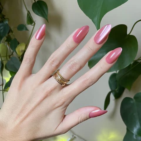 <p><a href="https://oliveandjune.com/collections/all-press-on-manis/products/pink-crush-velvet-press-on-long-almond" data-component="link" data-source="inlineLink" data-type="externalLink" data-ordinal="1" rel="nofollow">Olive & June</a></p>