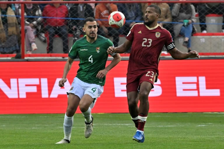 Venezuela confía en recuperar ante Uruguay su debacle ante Bolivia. En la foto, el defensor de Bolivia Luis Haquin (izq) y el venezolano Salomon Rondón en duelo del premundial en El Alto, Bolivia, el 5 de setiembre de 2024. (AIZAR RALDES)